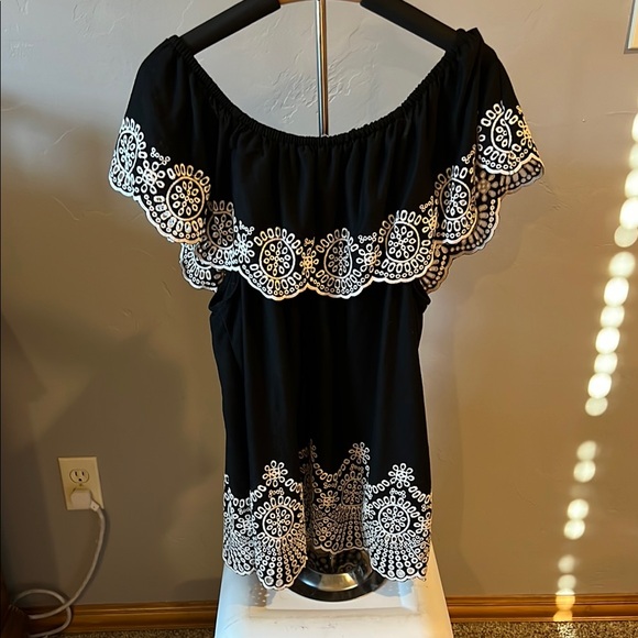 Elegant Black and White Off-Shoulder Top (34) - Picture 2 of 3